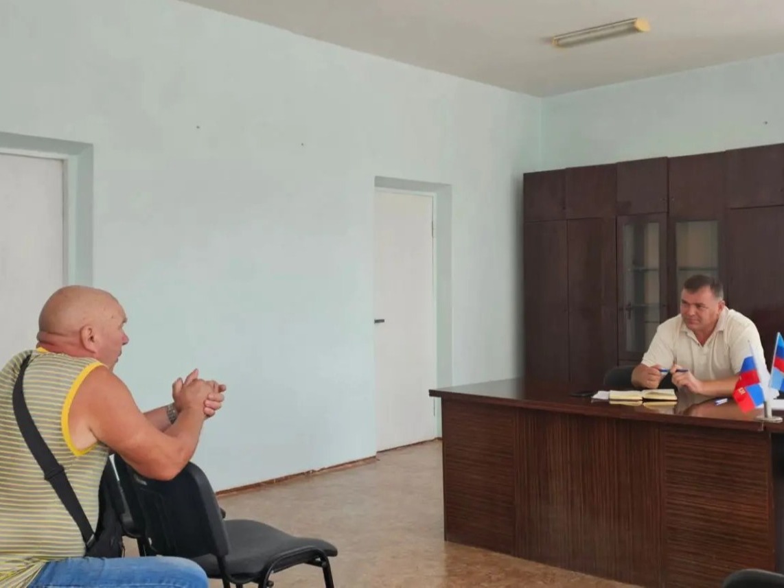 Заместитель главы Администрации Краснолучского городского округа провёл выездной приём граждан в городе Петровское.