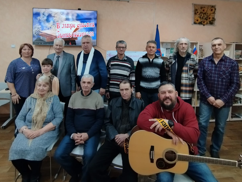 В Краснолучской библиотеке прошла творческая встреча любителей поэзии.