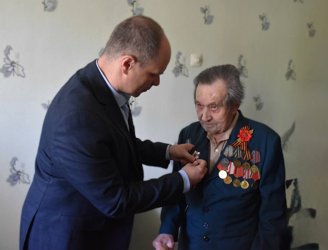 В Красном Луче в  преддверии великого праздника – 80-летия Победы в Великой Отечественной войне поздравили ветеранов.