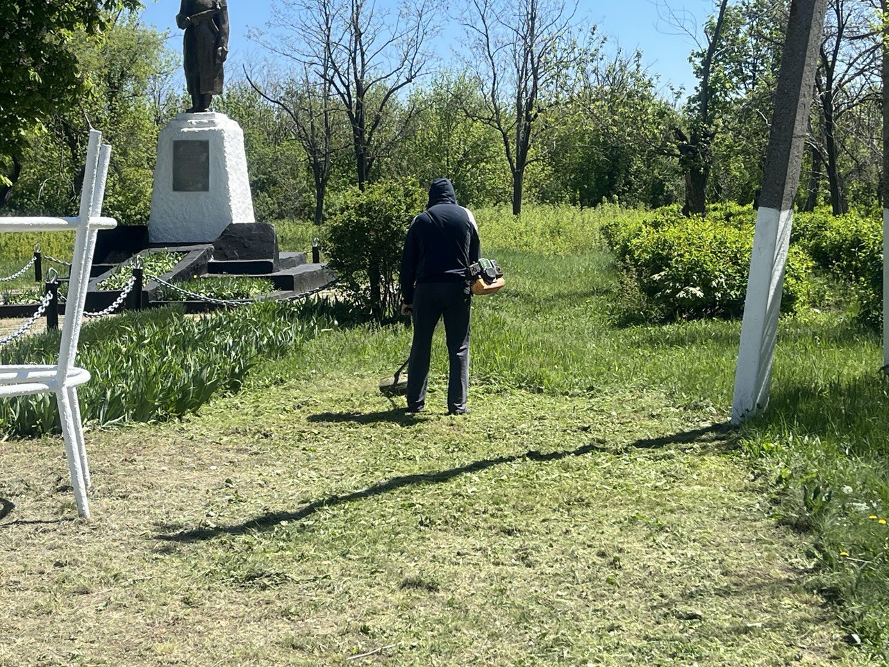 В Краснолучском округе продолжаются работы по благоустройству.