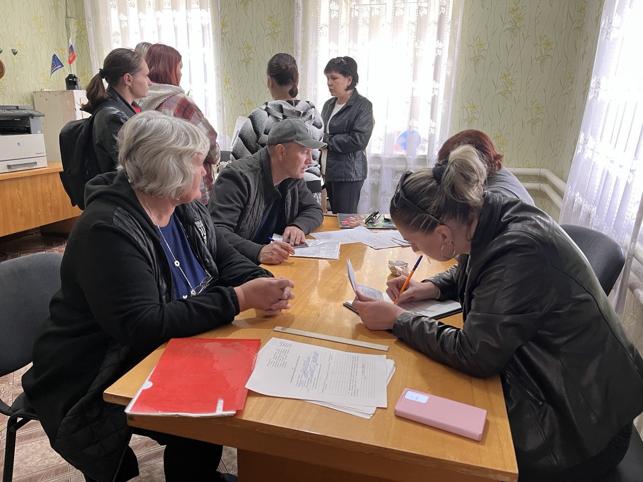 В пгт. Софиевский специалисты Филиала № 13 ГКУ ЛНР «РЦСЗН» в г. Красный Луч провели выездной приём граждан.