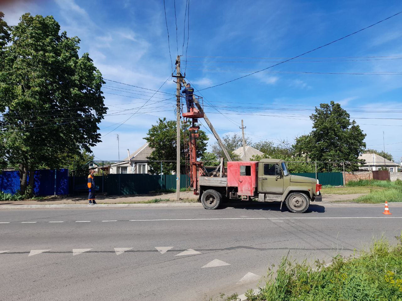 В Петровском выполняются работы по ремонту наружного освещения.