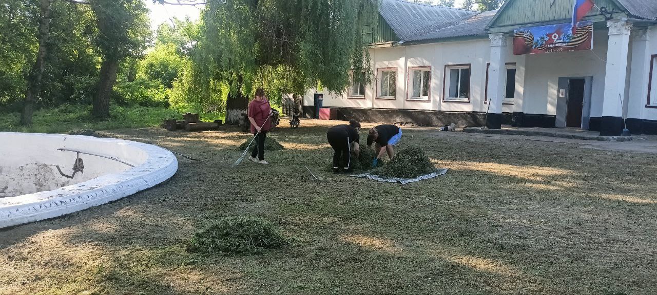 В Краснолучском округе продолжаются работы по благоустройству территорий.