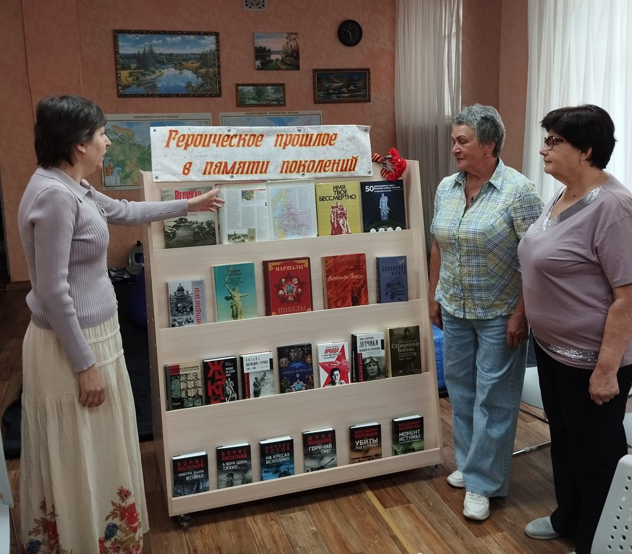 В Краснолучской центральной городской библиотеке им. Н.К. Крупской прошла беседа у выставки «Героическое прошлое в памяти поколений».
