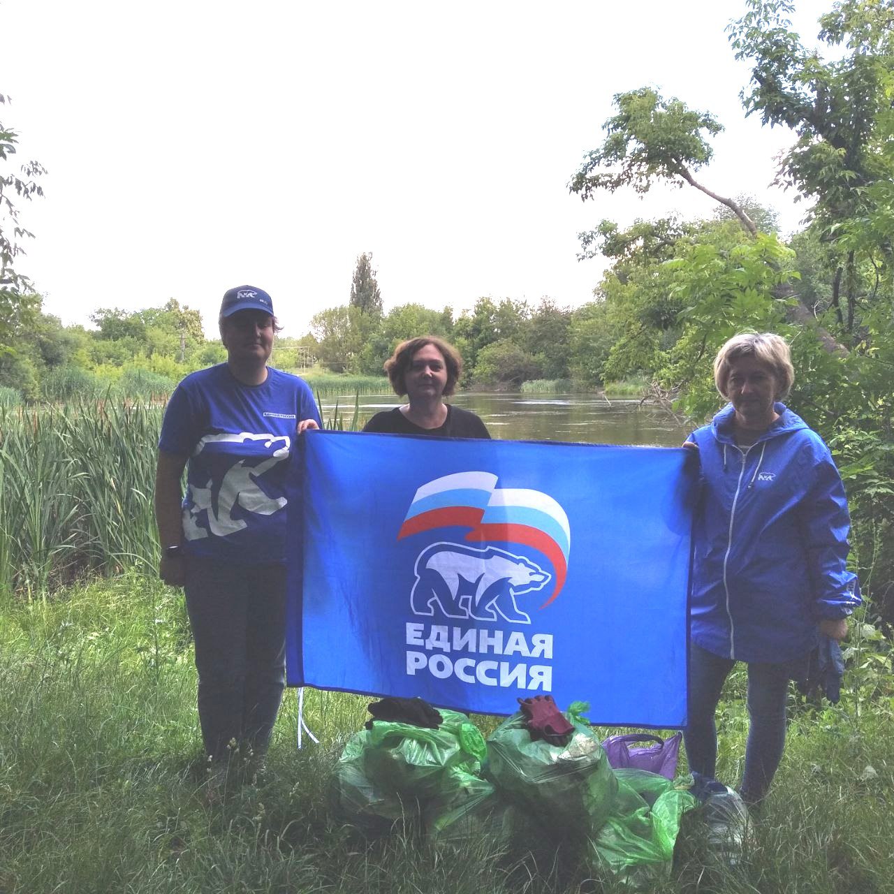 В городе Петровское в рамках акции «Вода России» проведена уборка прибрежной зоны городского водоема.
