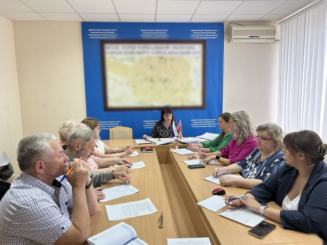 В Администрации Краснолучского городского округа прошло заседание комиссии по делам несовершеннолетних и защите их прав..