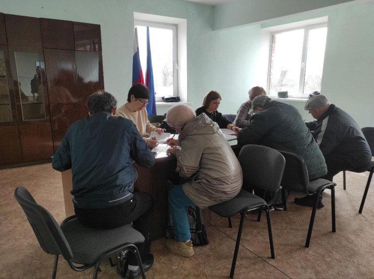 В г. Петровское сотрудниками филиала № 13 ГКУ ЛНР «Республиканский центр социальной защиты населения» в г. Красный Луч был проведен выездной прием. В г. Петровское сотрудниками филиала № 13 ГКУ ЛНР «Республиканский центр социальной защиты населения» в г. Красный Луч был проведен выездной прием.