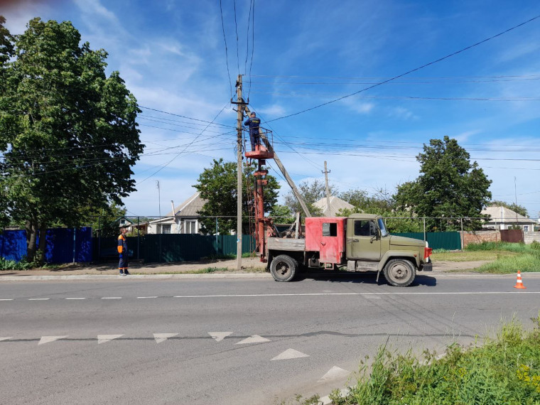 В Петровском выполняются работы по ремонту наружного освещения. В Петровском выполняются работы по ремонту наружного освещения.